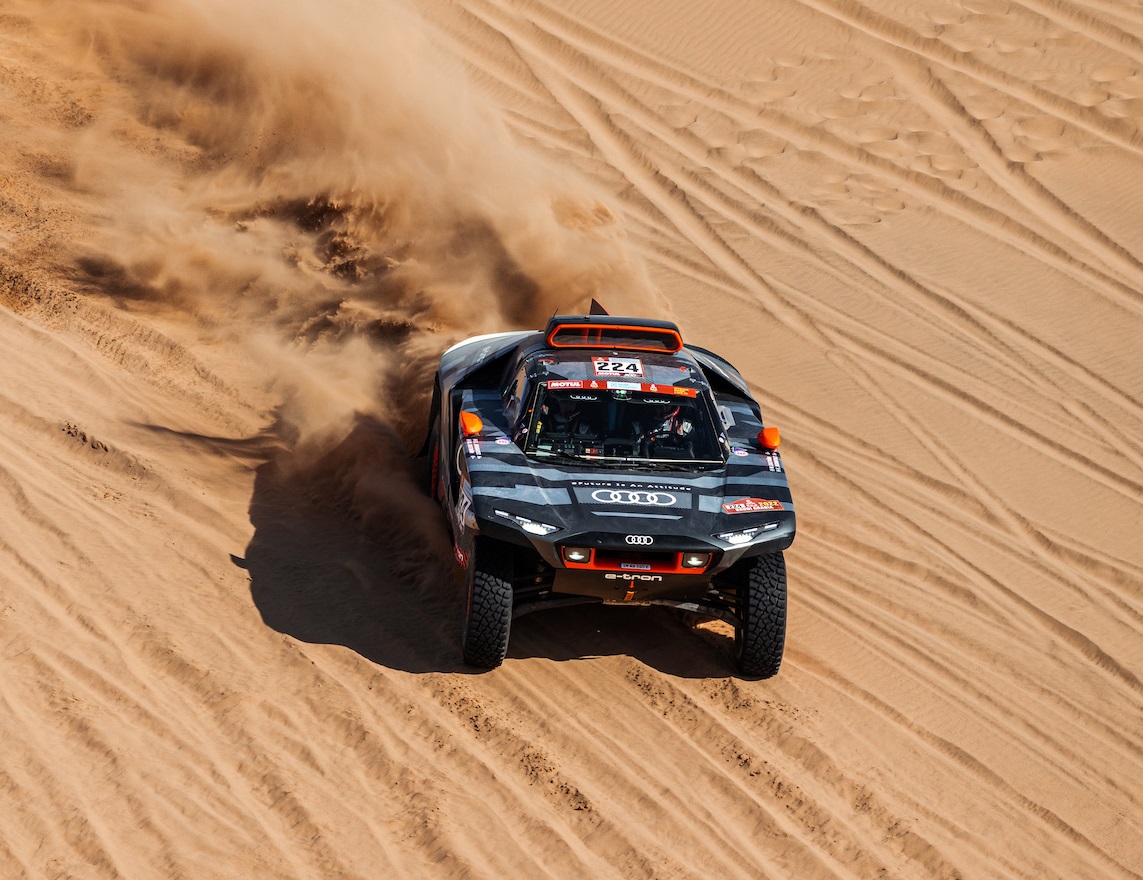 Audi marcó el camino en el Dakar con los autos eléctricos ganadores