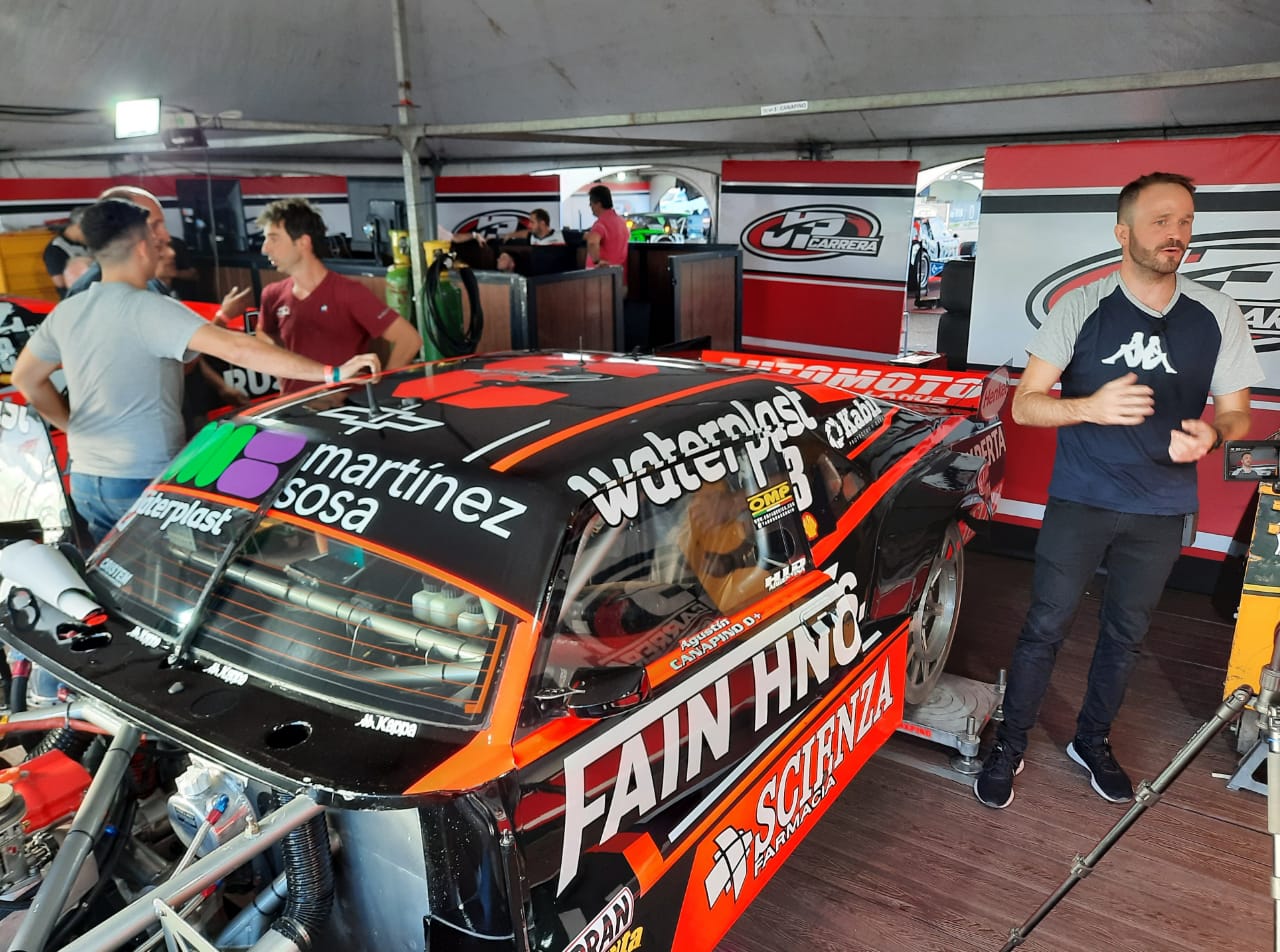 Agustín Canapino junto a su recuperado Chevrolet, en Centenario