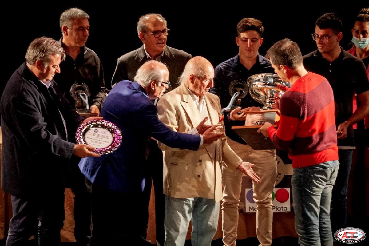 En Mar del Plata, se realizó la entrega de un reconocimiento a Buenaventura González, que tiene 98 años y compitió en TC durante la década del cincuenta.