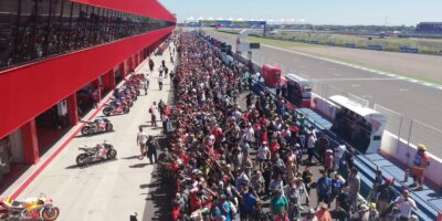 Una multitud fue autorizada a ingresar a los boxes del Circuito Internacional de Termas de Río Hondo, para ver de cerca las máquinas y tomarse fotos con los protagonistas.