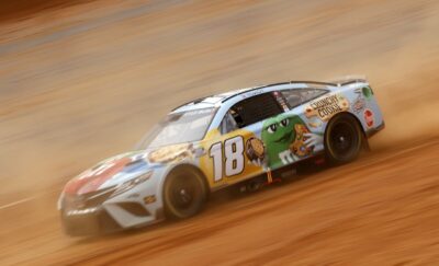 Kyle Busch gana en la tierra de Bristol