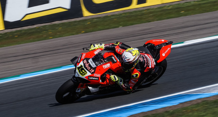 Bautista ganó en Assen y encabeza el campeonato de Superbike