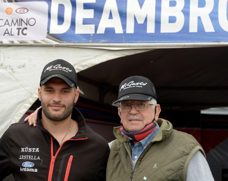 Franco acompañado por su abuelo Juan Carlos Deambrosi