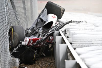 El Alfa de Zhou atascado en un guardrail de Silverestone