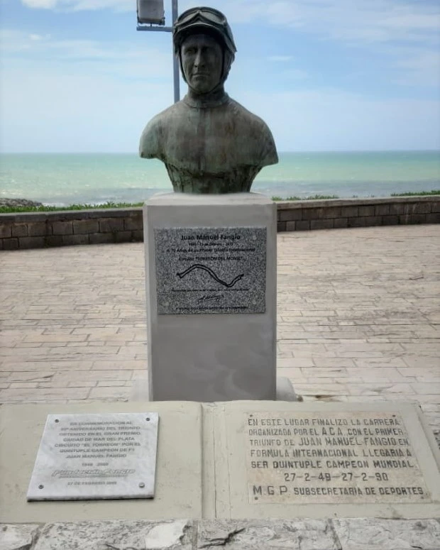 Monumento JMF Mar del Plata Peralta Ramos