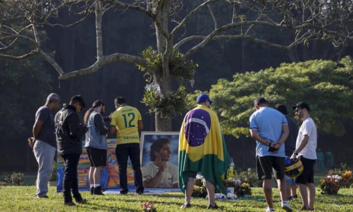 Emotivo homenaje de los fanáticos en la tumba de Ayrton Senna | Campeones