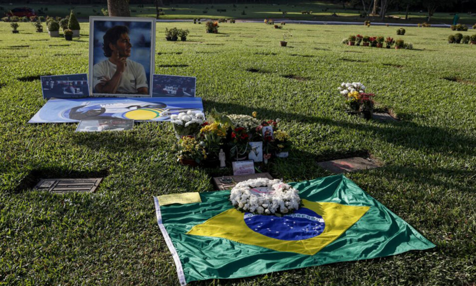 Emotivo homenaje de los fanáticos en la tumba de Ayrton Senna | Campeones