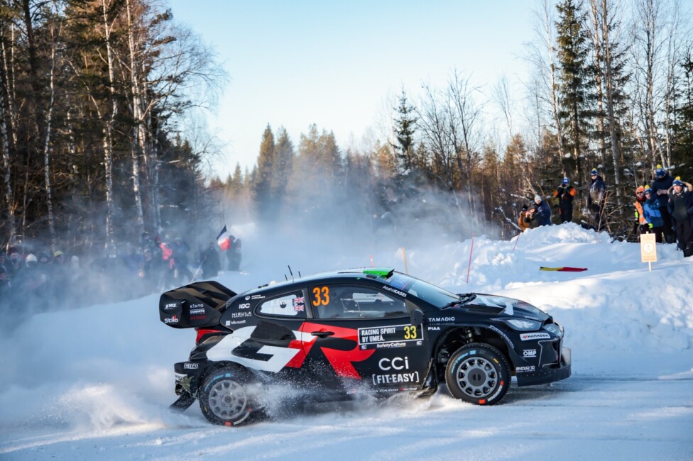 Evans a puro derrape sobre la nieve escandinava. Va por su 10° triunfo en el Rally Mundial (foto: @OfficialWRC)