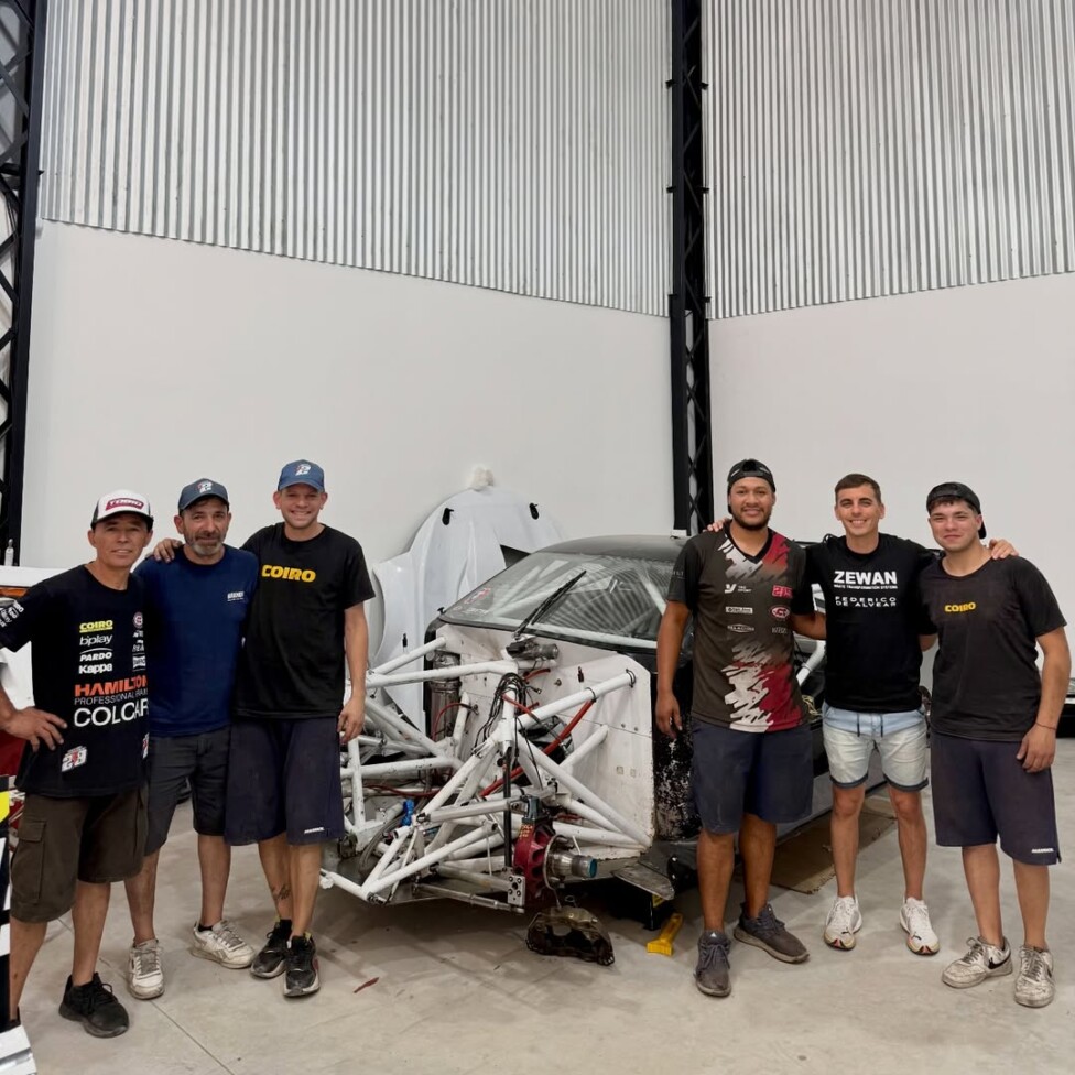 Tomesello y su nuevo equipo, con el Camaro en pleno armado